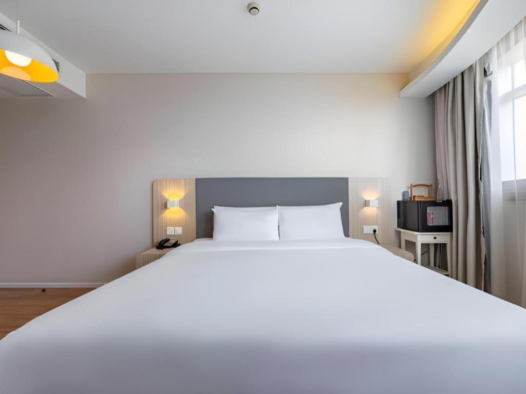 Hanting Caohejing Yishan Road 2*