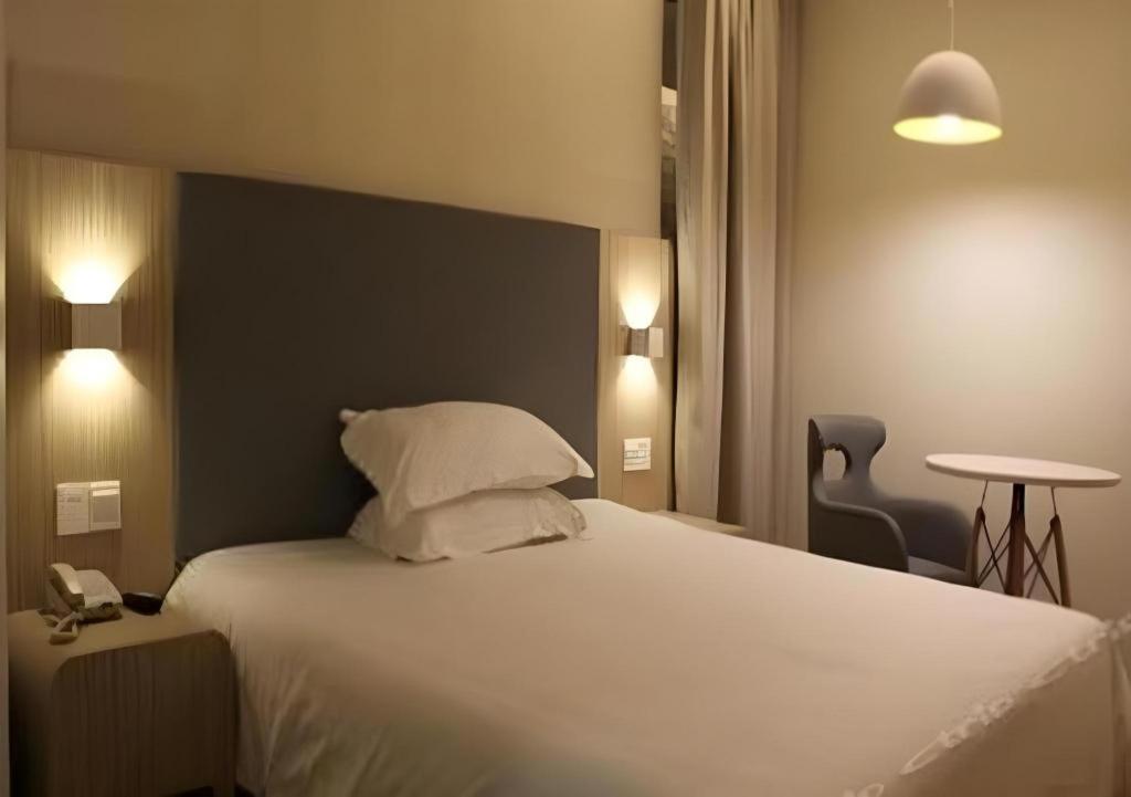 Hanting Caohejing Yishan Road Hotel 2*